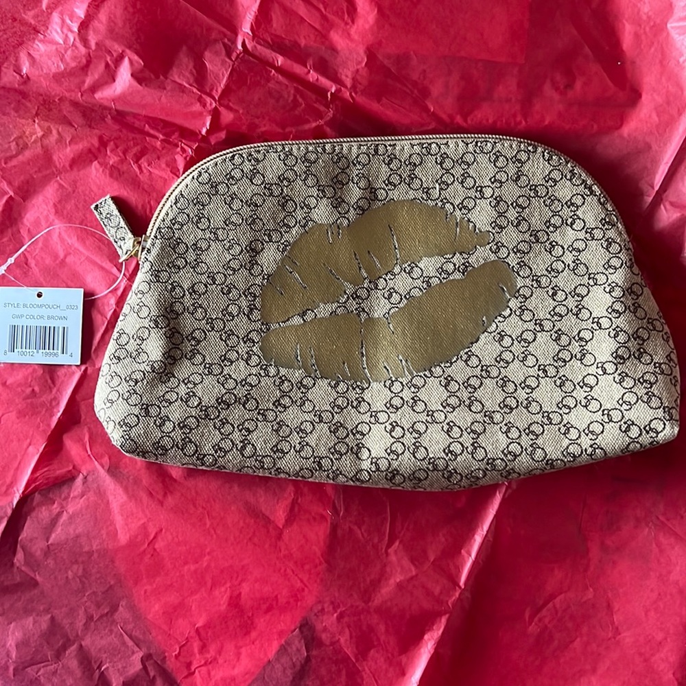 Bloomingdales Gold lips makeup bag New with tags⭐️⭐️⭐️⭐️⭐️ absolutely stunning